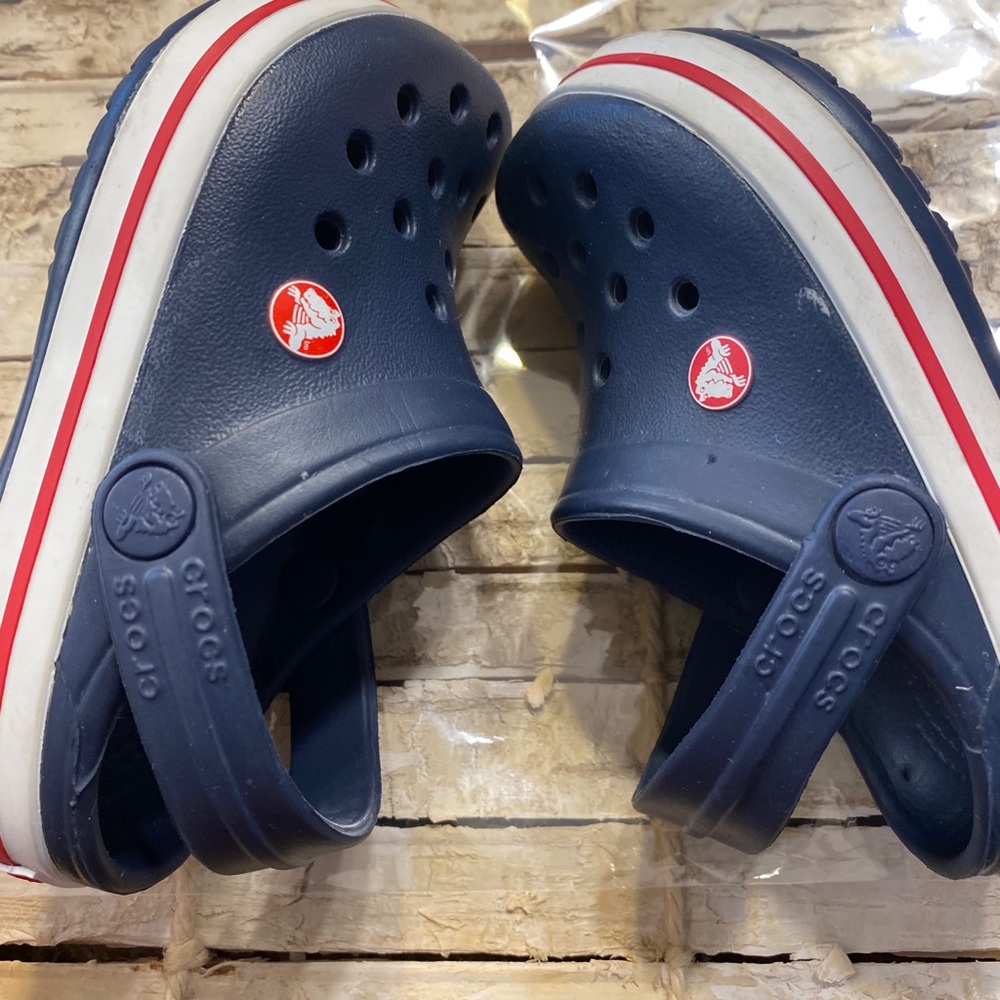 Crocs size 6-7
